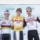 Le Danois Mattias Skjelmose, au centre, avait remporté le dernier Tour de Suisse devant l'Espagnol Juan Ayuso, à droite, et le Belge Remco Evenepoel. KEYSTONE/GIAN EHRENZELLER